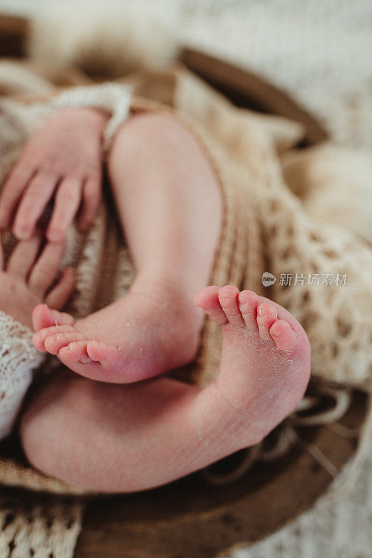 新生婴儿的脚趾和脚