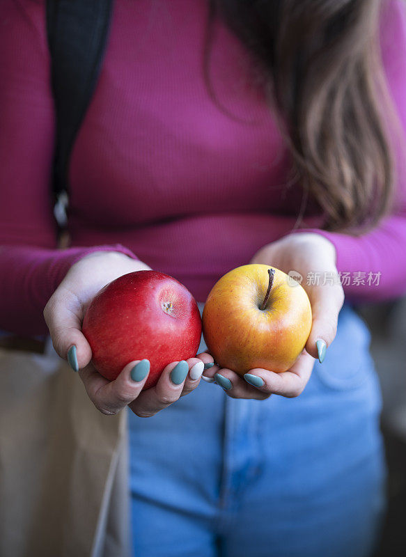 一个红苹果，一个黄苹果。
