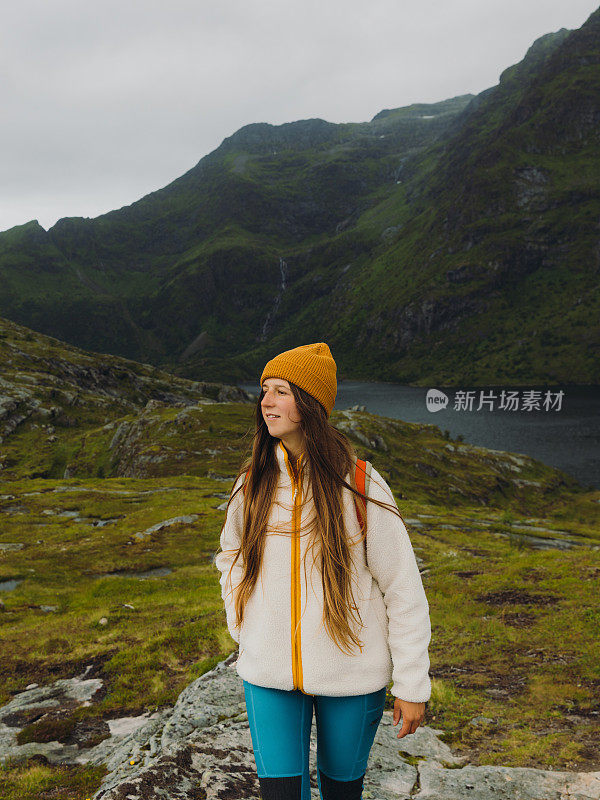 一位女背包客在罗弗敦群岛上考虑夏天的户外活动