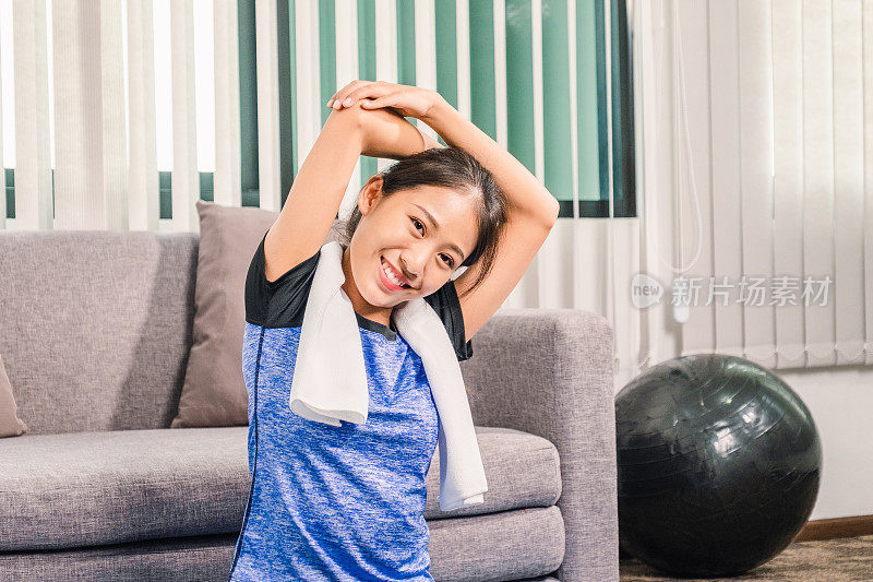 年轻的亚洲健康女性在家里做瑜伽锻炼