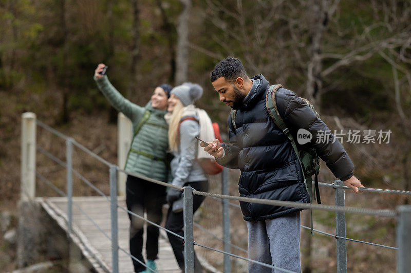 徒步旅行者在徒步旅行中发现了大自然隐藏的美丽