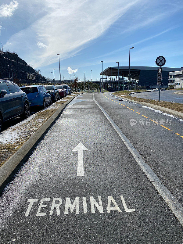 冬日蓝天下，挪威卑尔根机场和候机楼的全貌