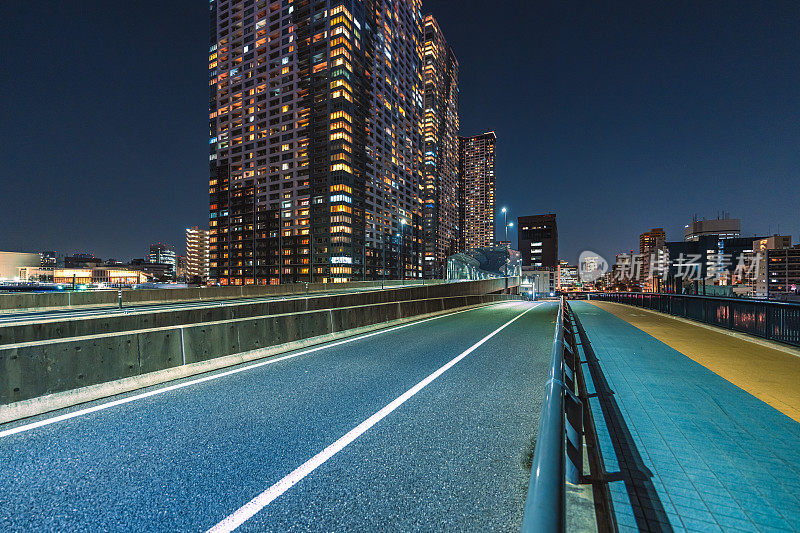 夜晚的东京晴美大桥和丰洲码头的城市道路