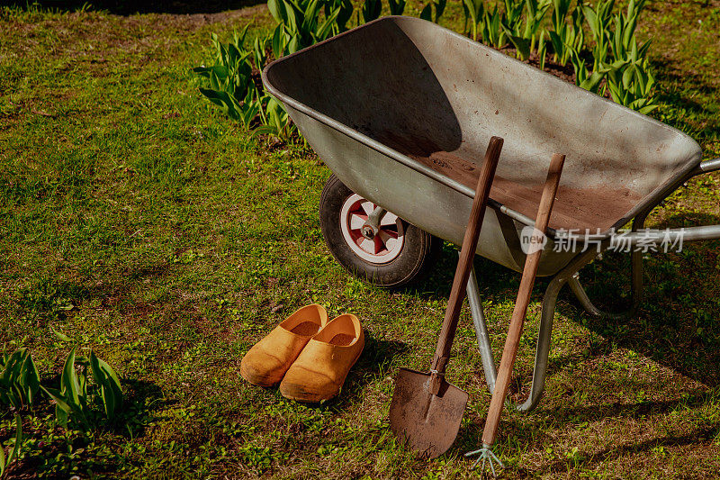 园艺设备:独轮车，铲子，耙子，胶靴