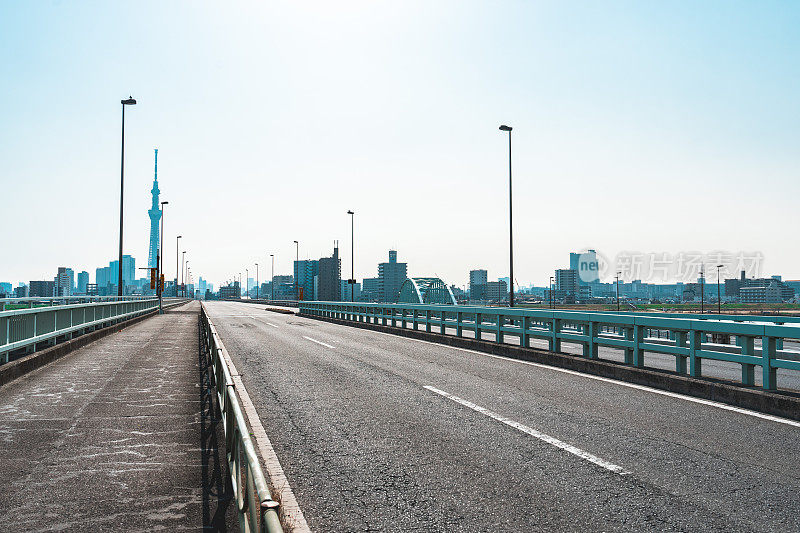 东京的城市道路和现代城市天际线