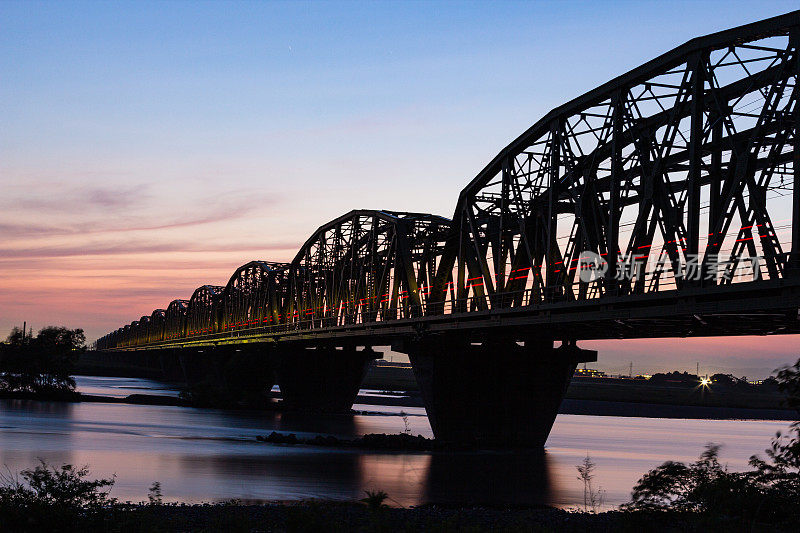日本静冈县岩田市的天龙河大桥和火车的运行轨迹