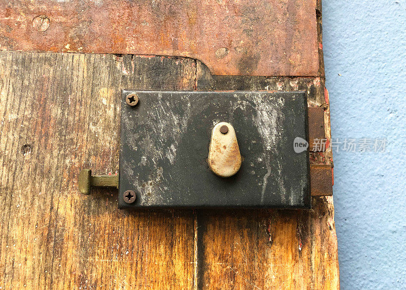 法国格勒诺布尔:风化木门和老黑锁