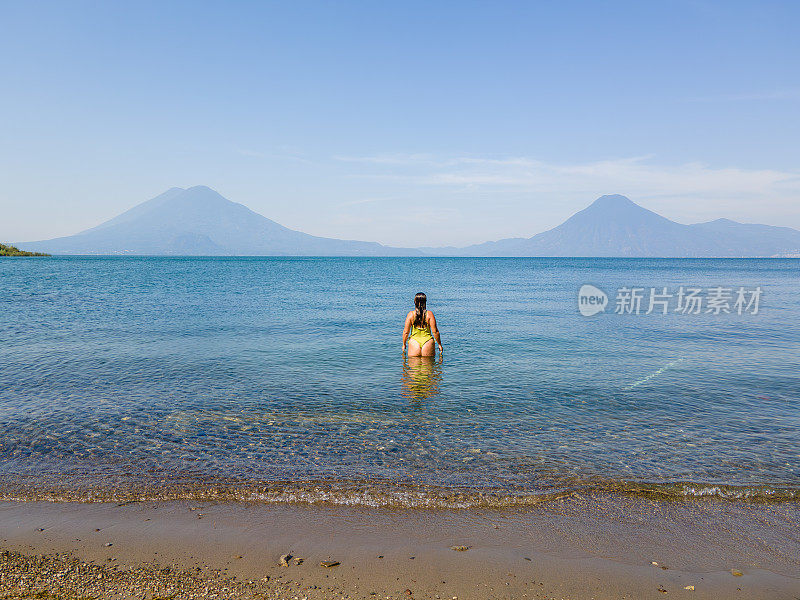 无人机拍到女子在湖中游泳