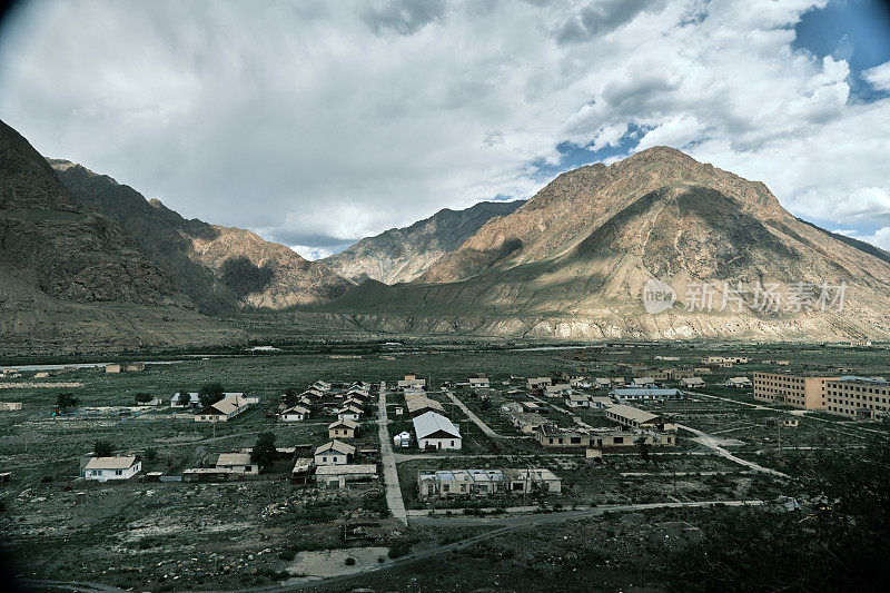废弃小镇Enylchek在天山山脉，高角度视图