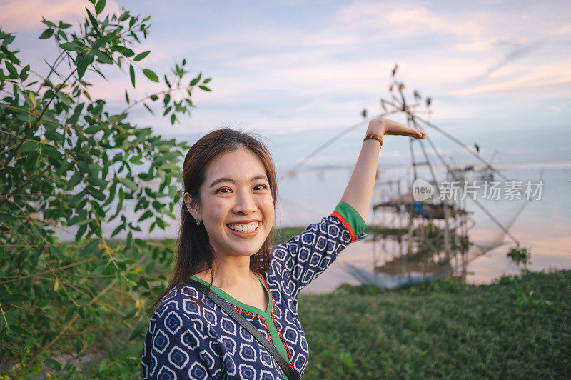 微笑的南方妇女与鹈鹕鸟在芭打隆旅游在宋卡芭打隆泰国亚洲