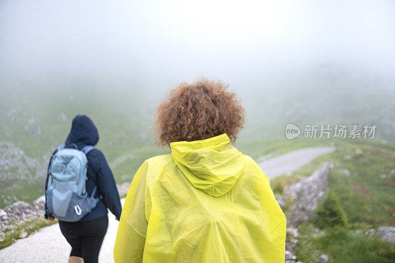 在雾蒙蒙的山间徒步旅行