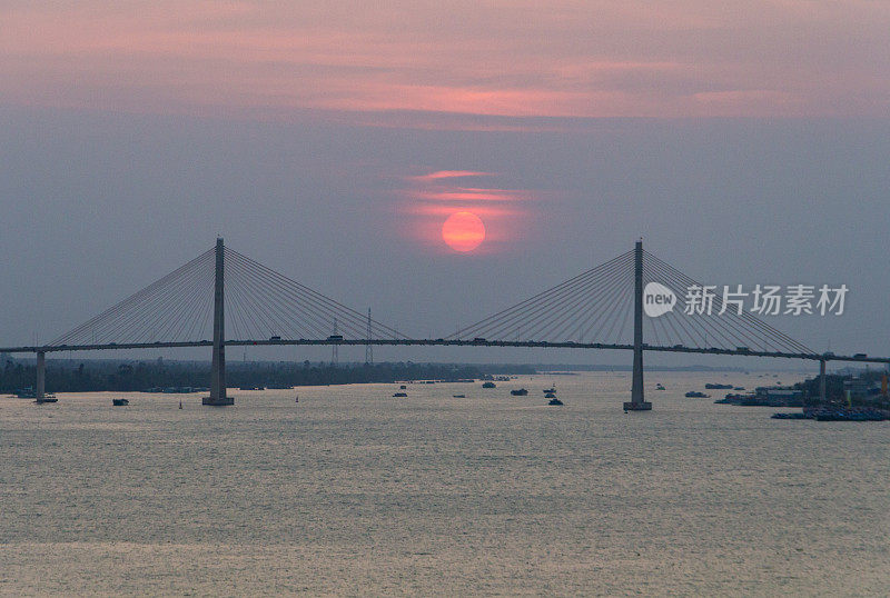 日落在天河和美苴市，瑞秋桥，天江省