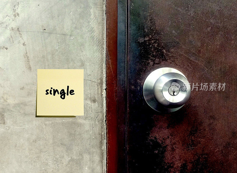 房间门上有文字说明SINGLE，个人的概念，单身，未婚或没有稳定的性关系。