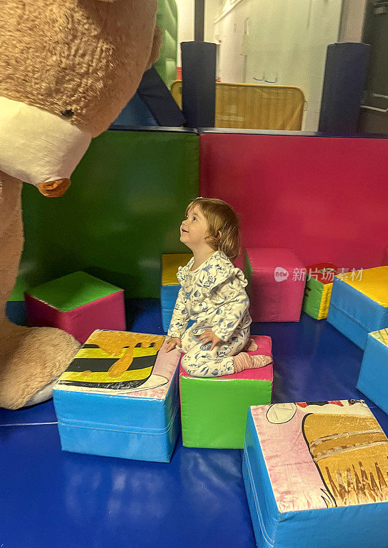 小女孩被巨大的毛绒泰迪熊迷住了