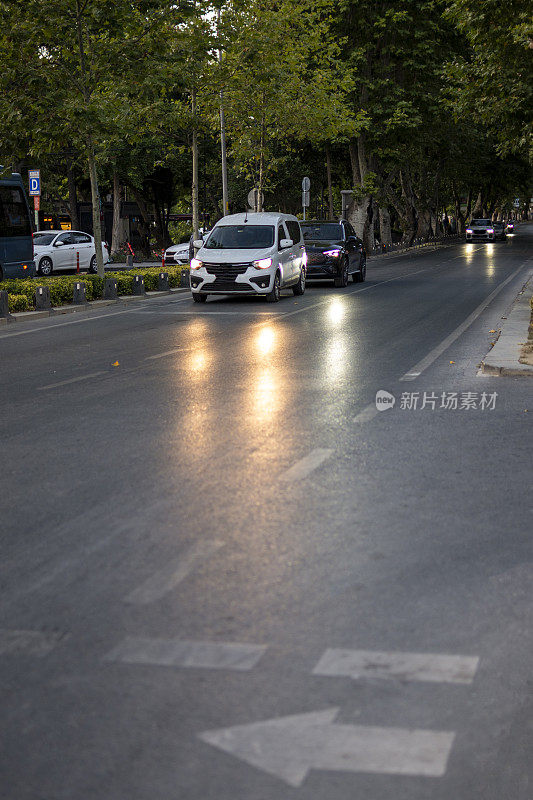 汽车行驶在阳光明媚的路上