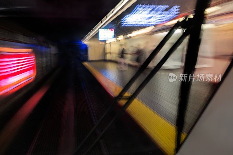 前座视图，自动驾驶轻轨进入地铁站