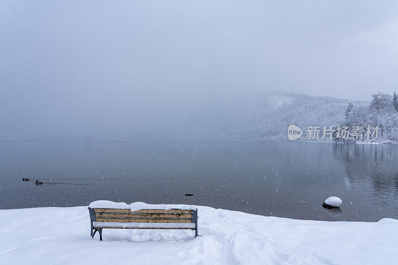 湖边的冬天