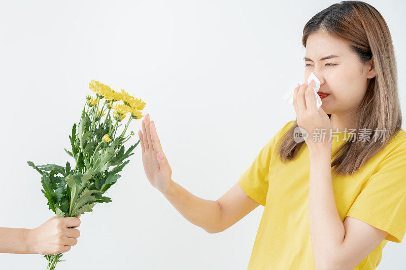 花粉过敏，亚洲年轻女性用手帕打喷嚏或用湿巾吹气，对春天的野花或春天的花朵过敏。过敏反应，呼吸系统问题