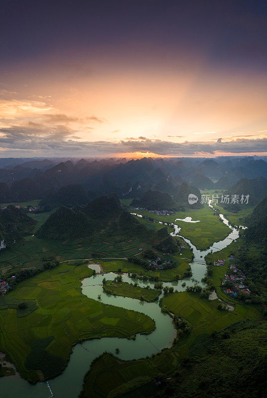 芳南河谷空中景观，越南曹邦省极具风光的景观，有河流、自然、绿色的稻田