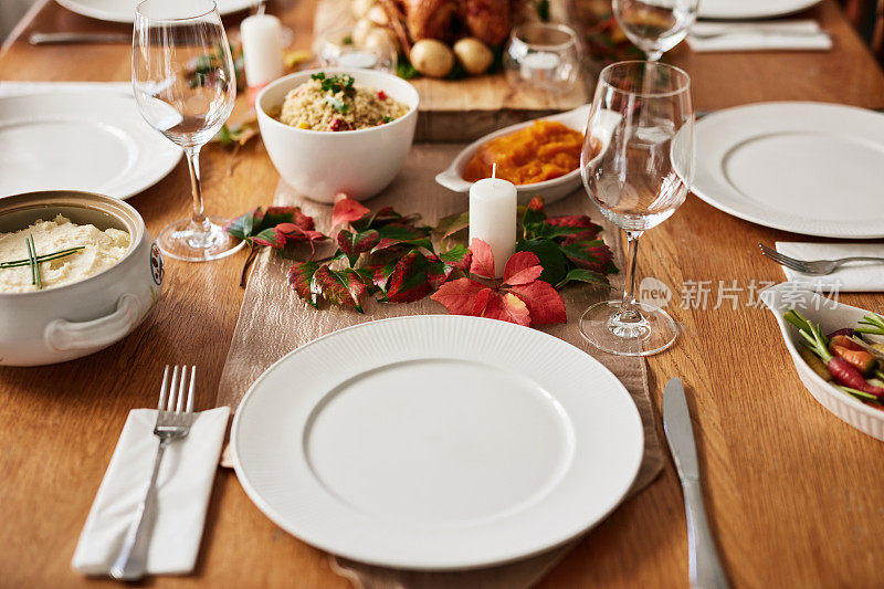 感恩节，餐桌上的盘子和食物，家里的酒杯和晚餐，节日里的蔬菜或节日。圣诞节，午餐聚会和活动与鲜花，肉类或鸡肉的饮食，营养或餐厅
