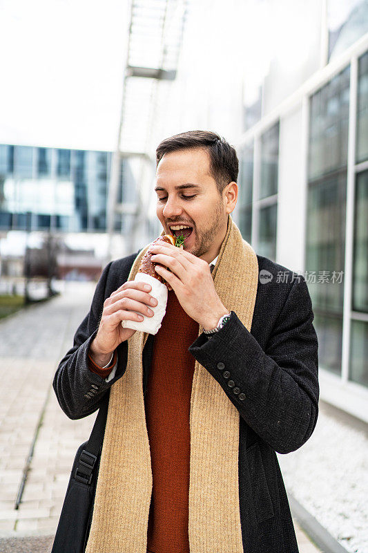 忙碌的商人在户外吃午饭