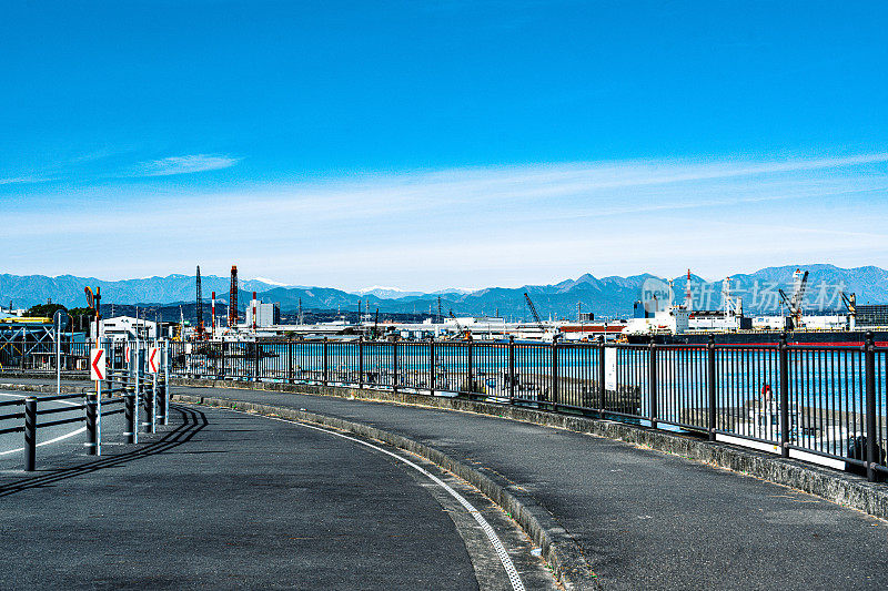 从田谷港看到的骏河湾工业区和富士山