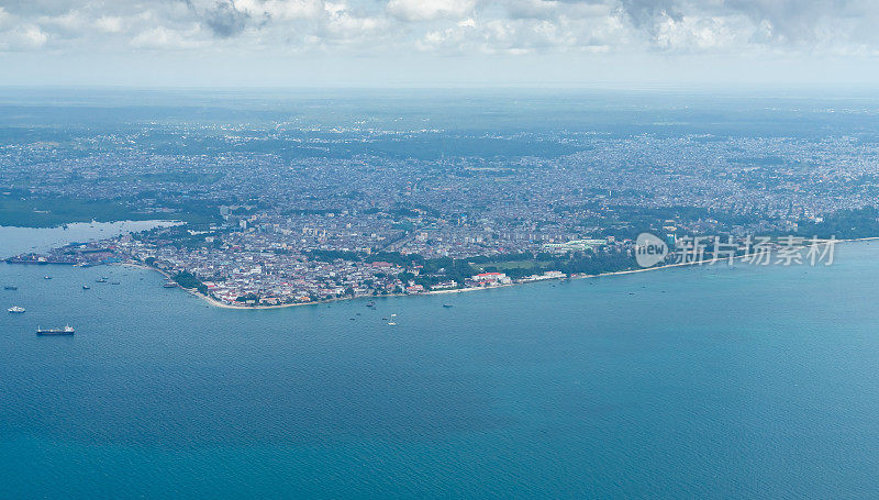 鸟瞰桑给巴尔的主要城市石头城。桑给巴尔是坦桑尼亚在印度洋上的一个岛屿，蓝蓝的大海背景