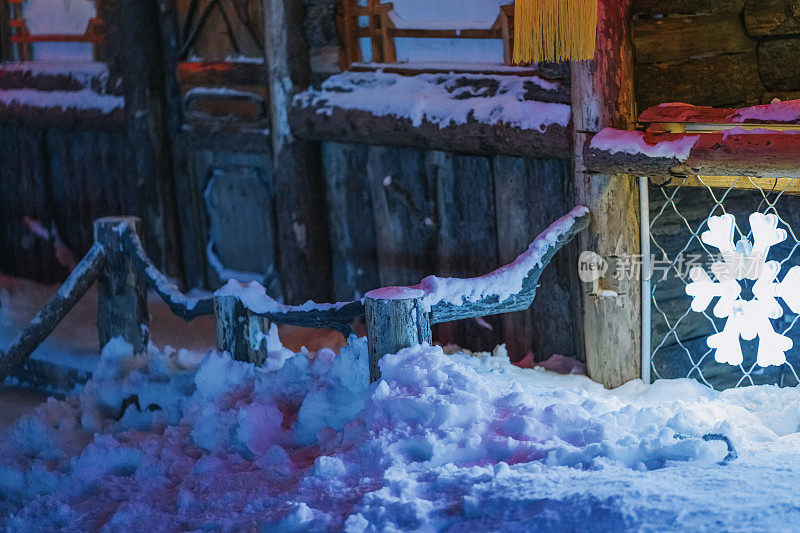 冬季雪乡雪乡的中国灯笼深雪的夜晚，五颜六色的灯光在白雪覆盖的房子