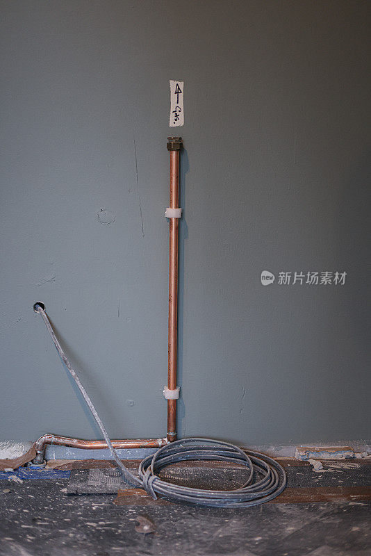 厨房装修工程中待连接煤气灶的出气口管道
