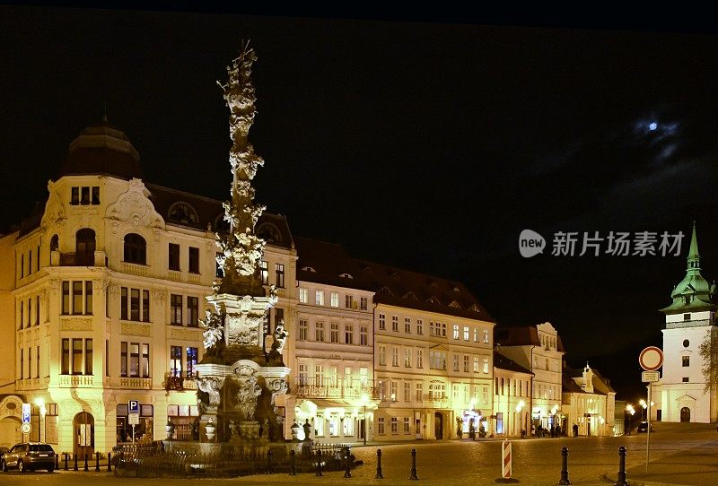 捷克共和国特普莱采，瘟疫纵队和城堡街的夜晚: