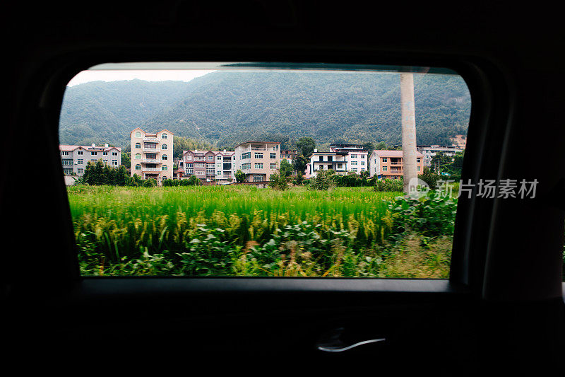 透过车窗看外面的风景