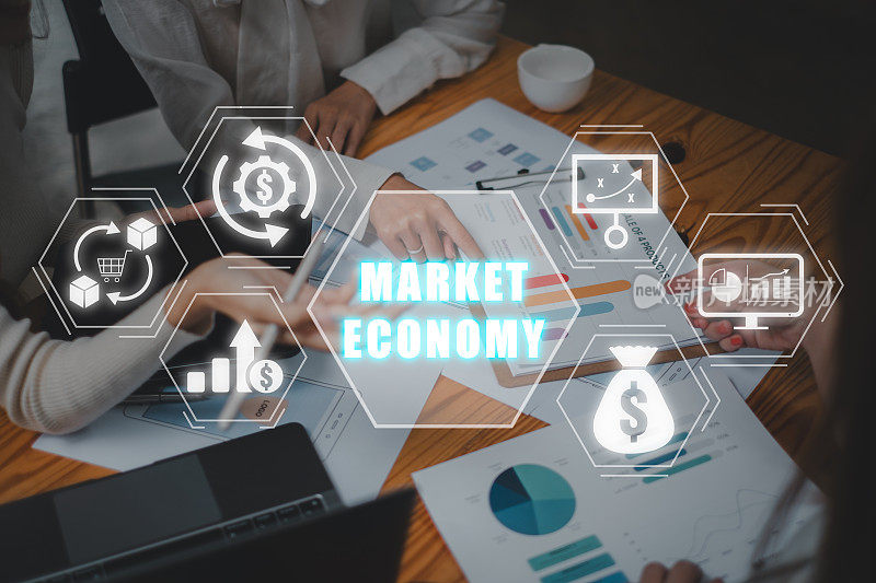 市场经济概念，业务团队在办公桌上分析收入图表和图形，虚拟屏幕上有市场经济图标。