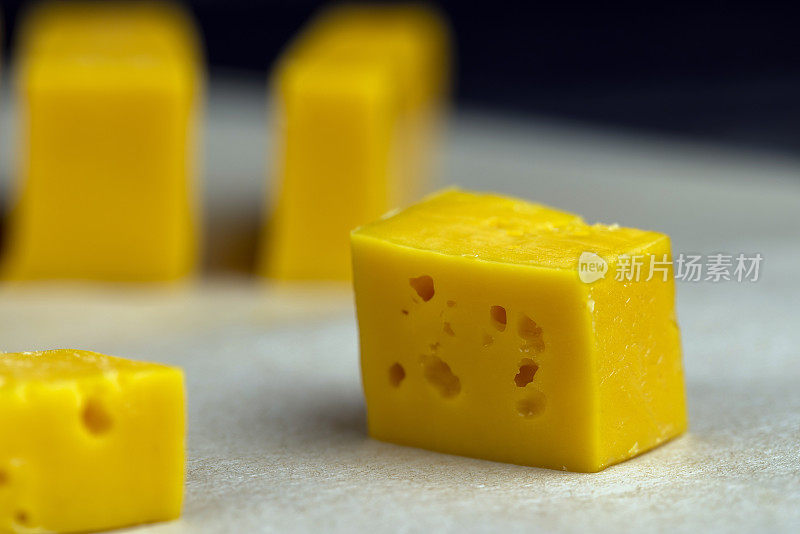 由牛奶制成的高品质陈年橙色奶酪