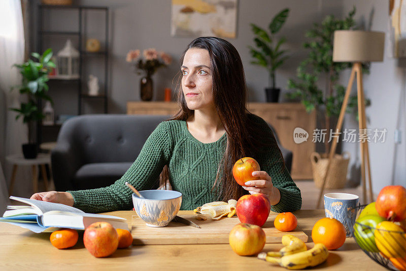 一位妇女正在准备健康的水果早餐