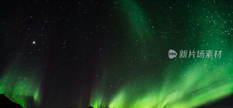 南极光或北极光或绿色北极光在山上的天空。北极光的夜空。夜晚冬季景观与南光极光对真正的自然黑色背景。