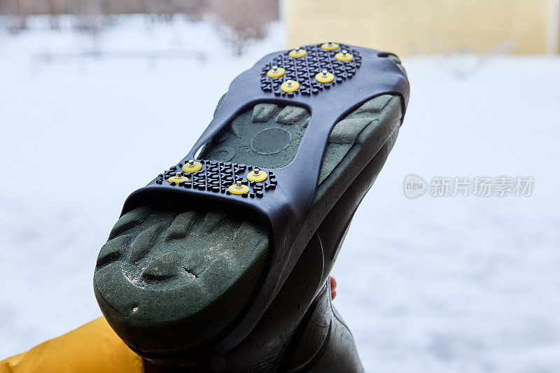 在橡胶靴底的尖刺衬里将提高在冬季冰面上的抓地力。