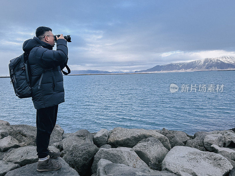 肖像独自旅行亚洲中国男子在海边拍照