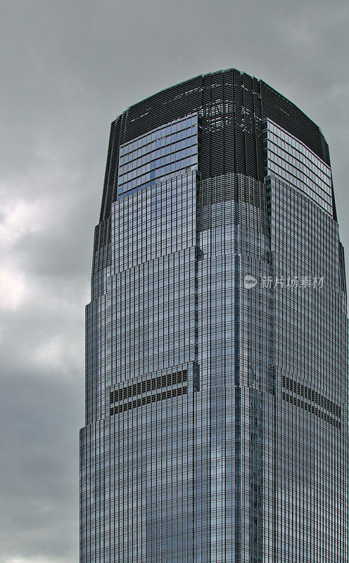 高大的泽西城建筑细节衬托着深灰色的天空(摩天大楼，城市，城市，办公大楼，高层商业建筑)房地产，城市景观