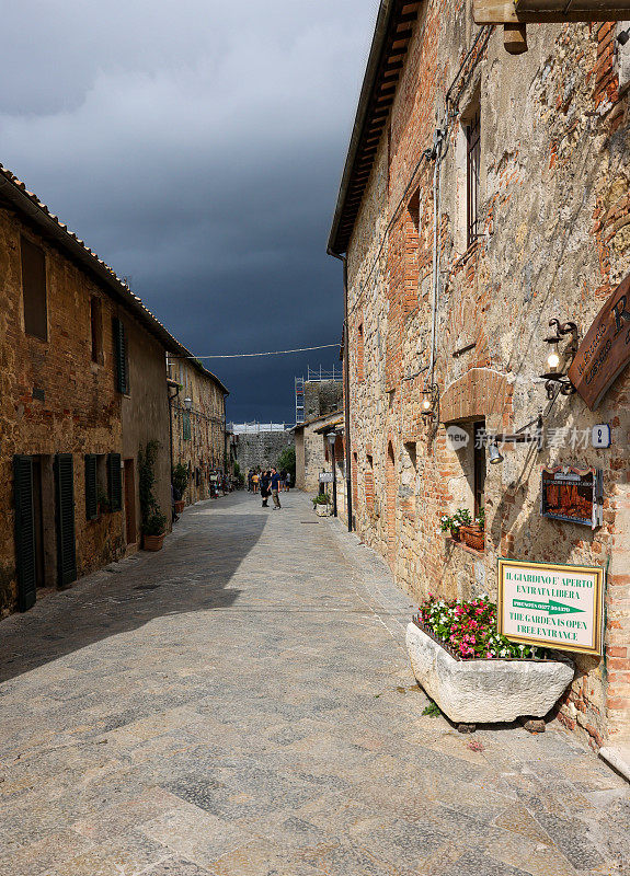 在意大利托斯卡纳锡耶纳附近的蒙特里久尼中世纪城墙镇，风景如画的街道