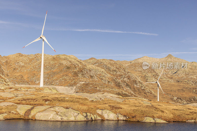 山口上的风力涡轮机，自然中的可再生能源