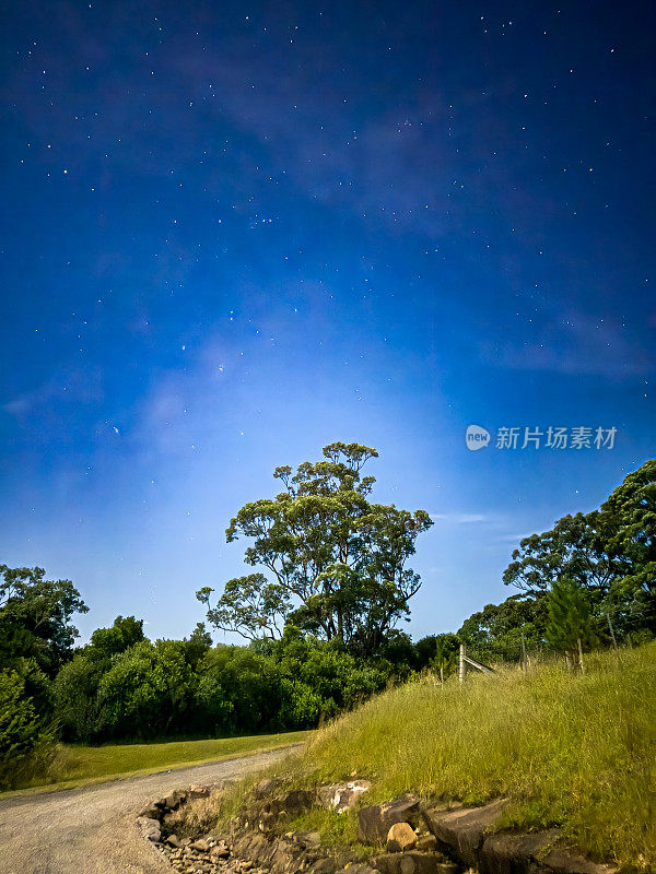 澳大利亚新南威尔士州南部高地鲍尔上空的银河和明亮的星星，银河系的壮丽色彩