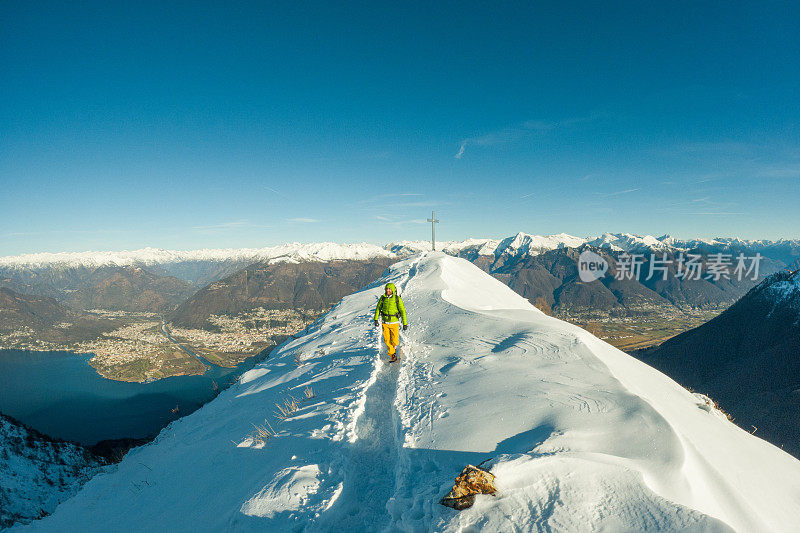 冬天在雪山山脊上徒步旅行的男徒步者
