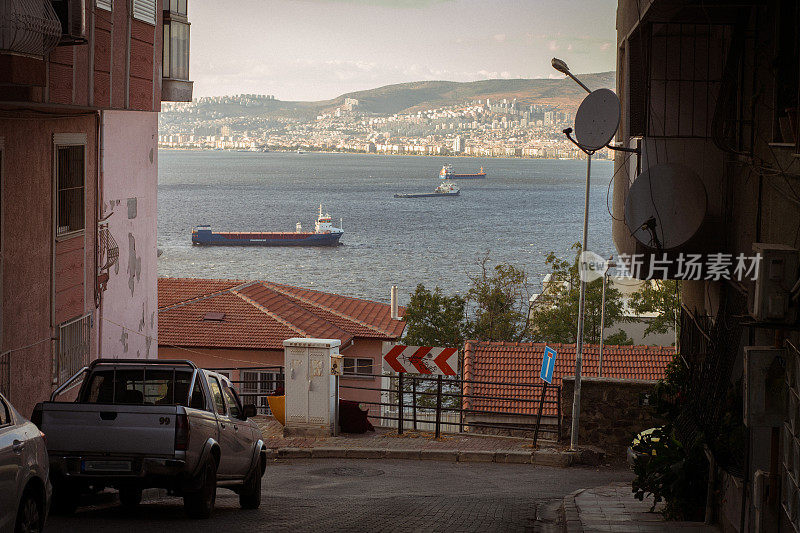 爱琴海景观İzmir城市街道，货船，城市