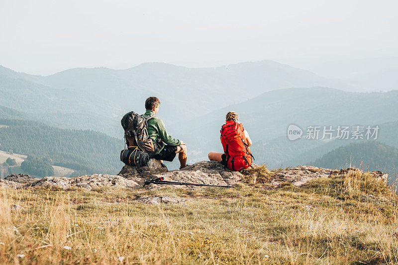 徒步旅行的朋友在山脊上的观点放松