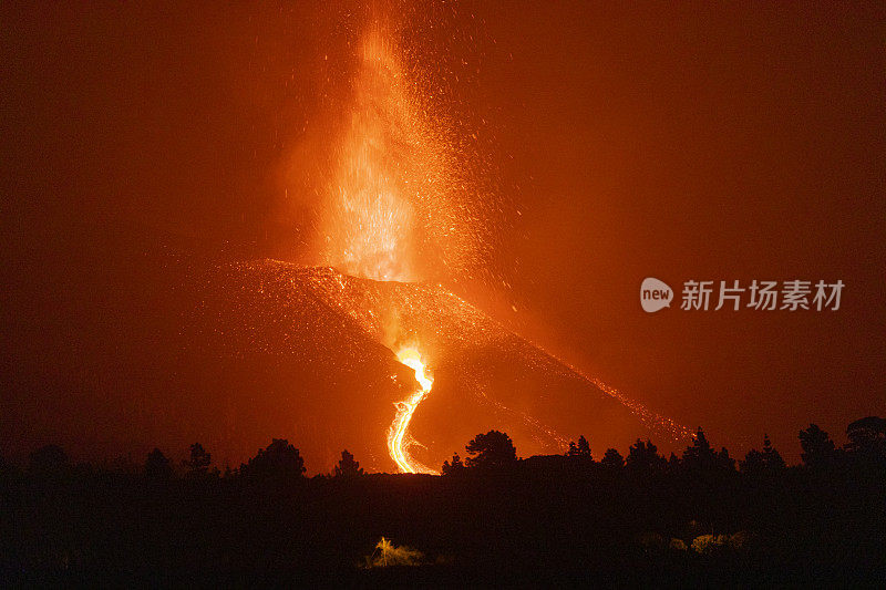 康伯利维亚火山在地震期间爆发。火山锥和火山炸弹正赶往黎明山。