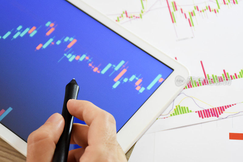 商人分析股票市场数据和加密货币数据图表与数字平板电脑和文件
