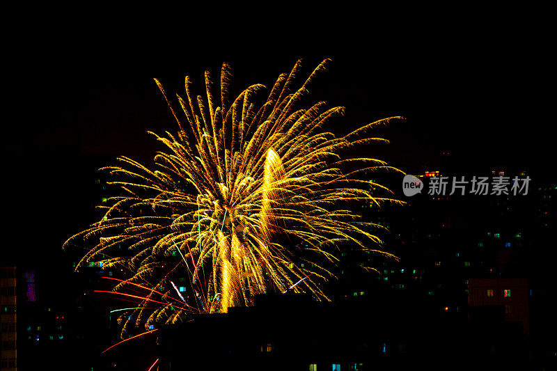 夜城的烟花。多色爆炸。庆祝节日的鞭炮在城镇剪影矢量背景