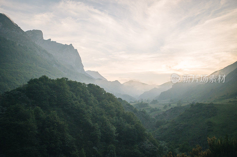 日出时山脉的风景