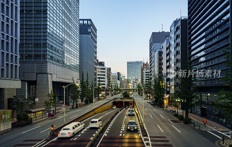 被办公大楼包围的东京大街