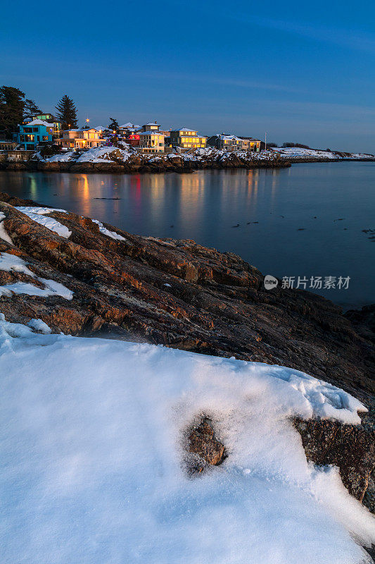 在一个雪天，黄昏沿着南温哥华岛